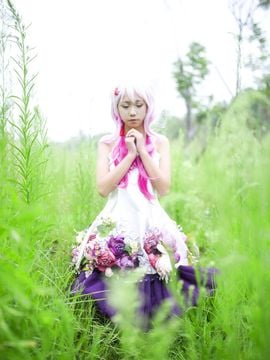 "Vương miện tội lỗi" cầu nguyện cho những bông hoa trắng c o s p l a y