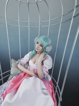 "Sáo ma thuật" Doniya Mustasim c o s p l a y