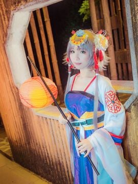 Luo Tianyi đi cùng bạn để tổ chức lễ kỷ niệm lễ kỷ niệm giữa mùa thu c o s