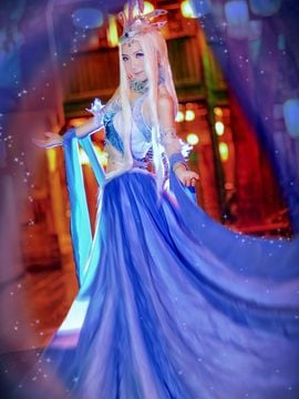 "The Ming Yue of Tần" Cô gái tuyết c o s p l a y