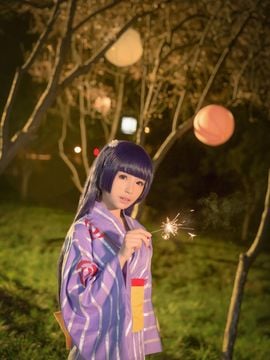 "Chị tôi" Liuli đã cùng nhau đến hội chợ đền thờ.